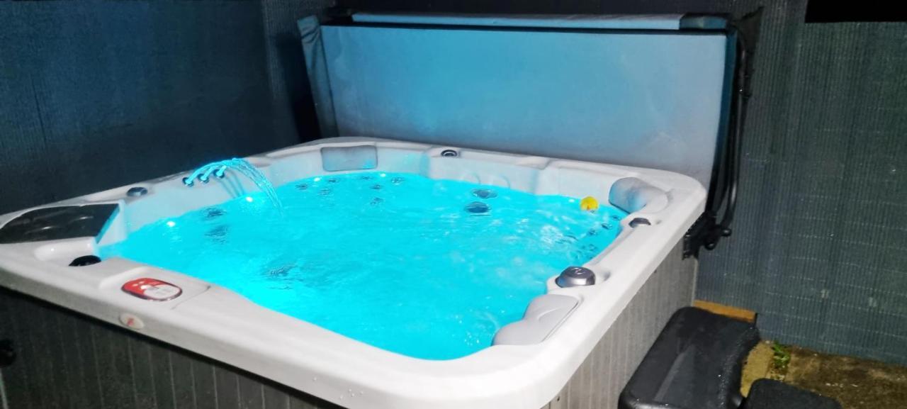 Вілла Marthys House With Hot Tub Лоо Екстер'єр фото