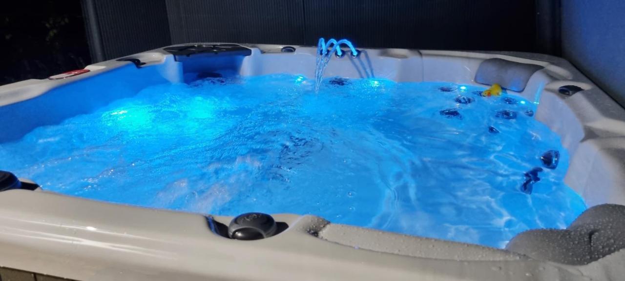 Вілла Marthys House With Hot Tub Лоо Екстер'єр фото